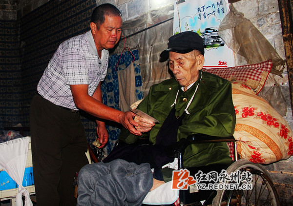 黄雄正拿着李济深的回信看。李先志 摄_副本