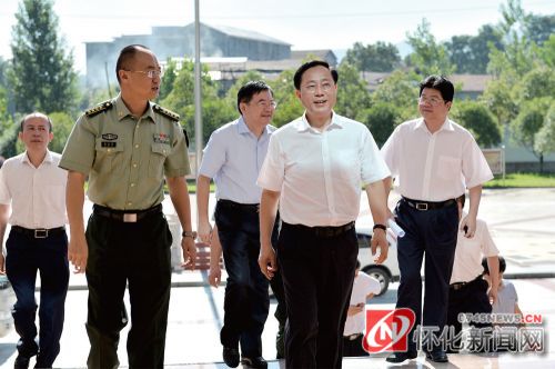 彭国甫,赵应云率团走访慰问驻怀化部队官兵(图)