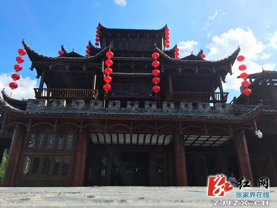 张家界最大规模土家冲天楼落户溪布老街 丰富旅游内涵