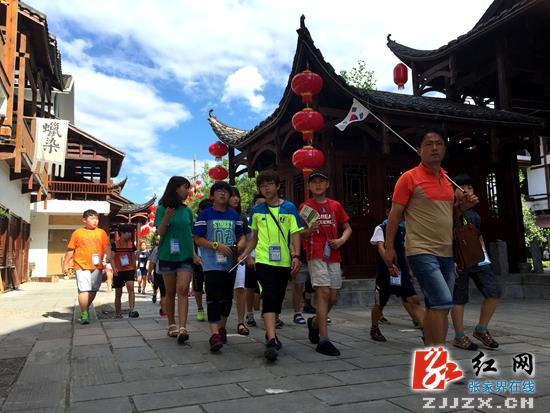 张家界最大规模土家冲天楼落户溪布老街 丰富旅游内涵