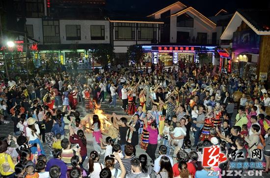 张家界最大规模土家冲天楼落户溪布老街 丰富旅游内涵
