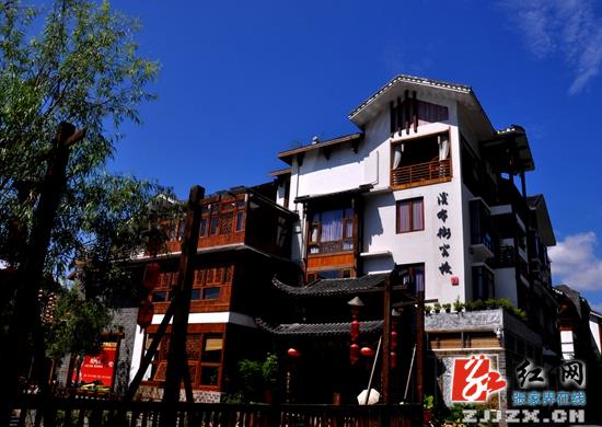 张家界最大规模土家冲天楼落户溪布老街 丰富旅游内涵