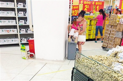 网曝儿童在超市食品区大便清洁工:不止一次（图）