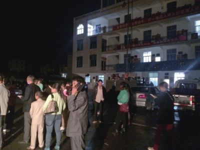 昨晚9点40分,仍有众多家属在猴桥镇政府等待。