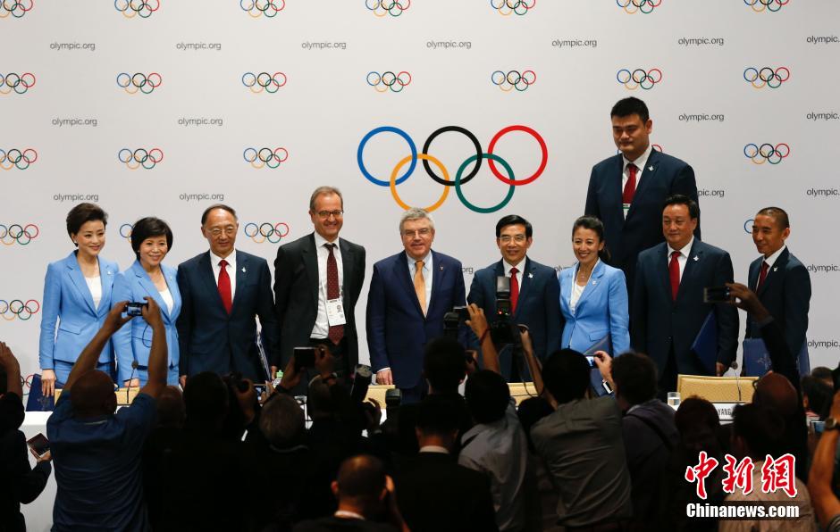 国际奥委会主席巴赫中与北京申冬奥代表团合影。中新社发杜洋摄