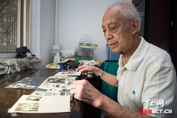 郭老整理50年代保存至今的相册。照片上的战友自分别后再未曾见过。