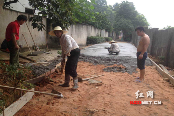 长沙湘粤村农户出资修水泥路 助力美丽乡村建
