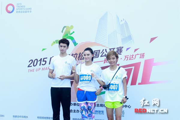  许飞（右一）、莫小棋（右二）、张云龙（右三）为马拉松领跑助阵。