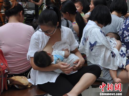 迎接世界母乳喂养周　辣妈现场哺乳玩快闪（图）