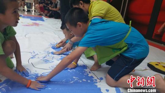 广州千名儿童共绘180㎡巨幅指印画冲击世界纪录