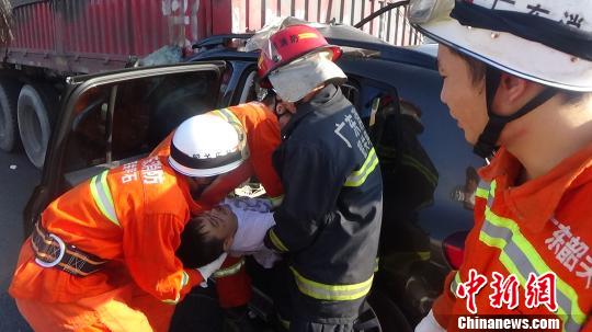 广东广乐高速一小轿车追尾半挂车致3死1伤（图）