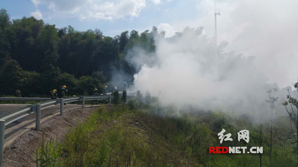 七亩田隧道口浓烟滚滚，高速交警立即实施临时管制