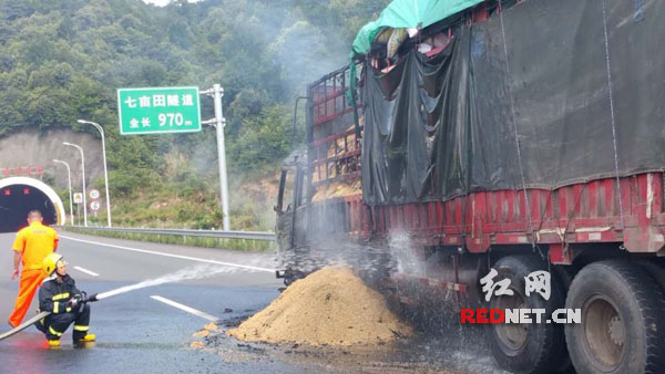 消防官兵紧急灭火