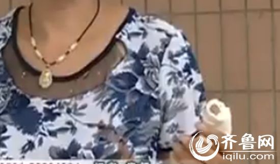 程大姐衣服被撕破了,手指也被对方咬伤了。(视频截图)
