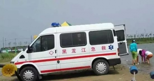 急救车“不救急”私用？市民拍下救护车河边野餐