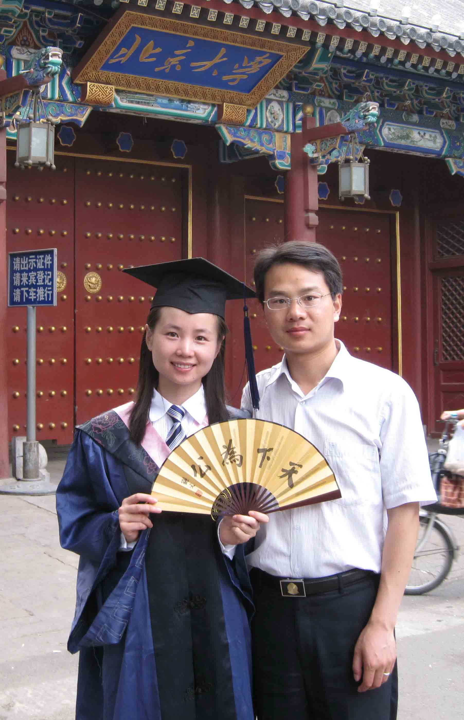 李显辉和妻子。李显辉供图