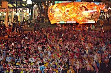 日本青森县举行夏日传统活动。