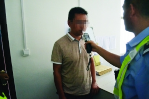 小学副校长涉醉驾陪酒者大闹警队喊“校长快跑”