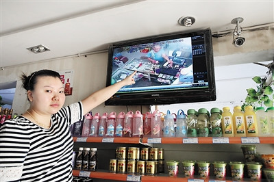 男子顺手牵羊拿走超市3000元同行小孩全程目睹