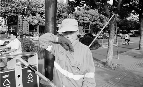 城市清洁工：长衣长裤“蒸桑拿”靠喝水挺过夏季