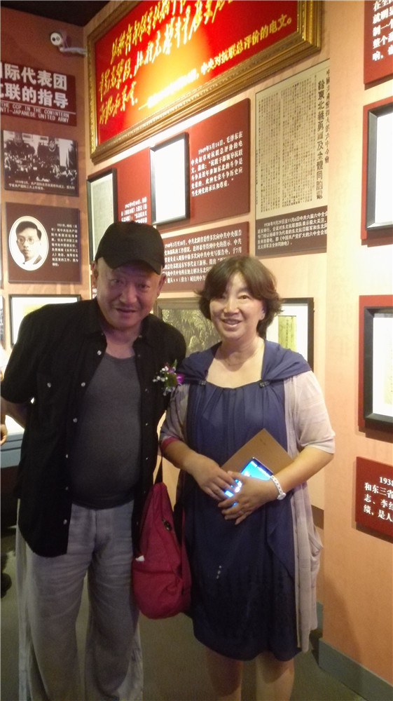 电视连续剧《东北抗日联军》导演李文岐（左）与李兆麟孙女李海滨（右）合影