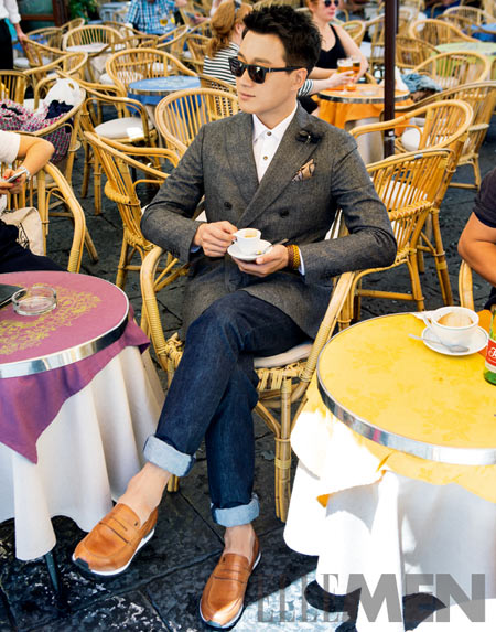 佟大为手握咖啡杯悠然自得