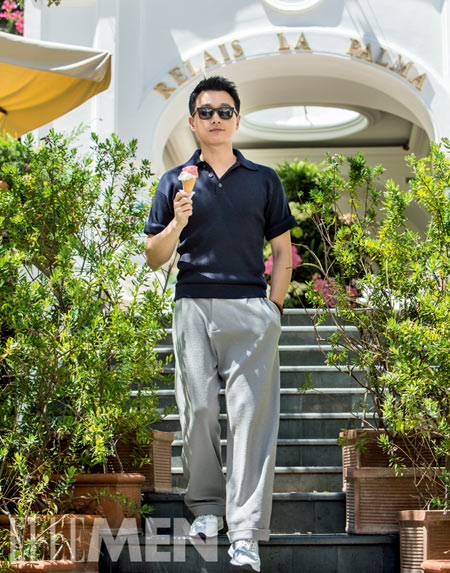 佟大为手拿冰淇淋充满童趣