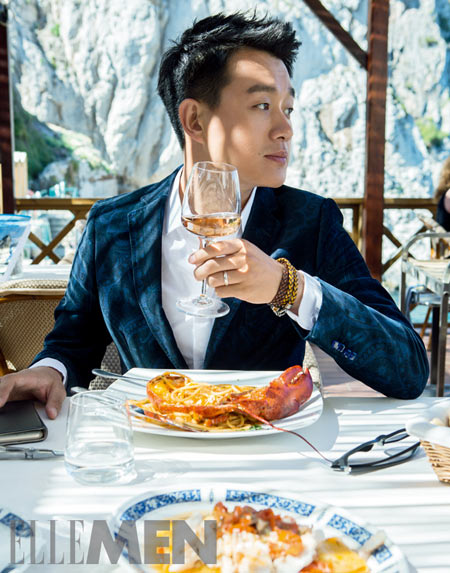 佟大为轻握洋酒杯享受海鲜