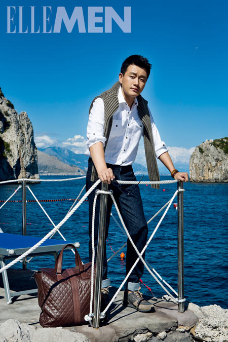 佟大为白色衬衣置身海边真