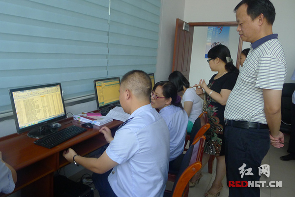 岳阳市国税局副局长肖标志（右一）在云溪区国税局集中办公现场督导金税三期试运行工作。