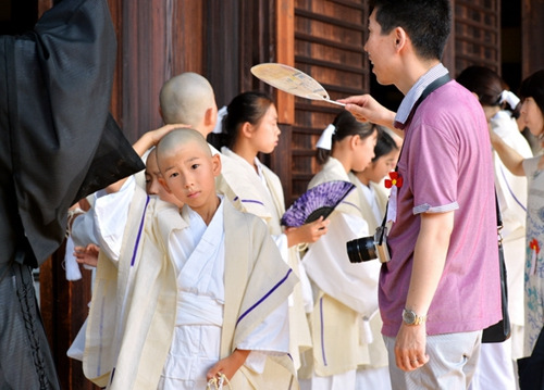 日本寺庙举行中小学生剃度仪式授袈裟法号（图）