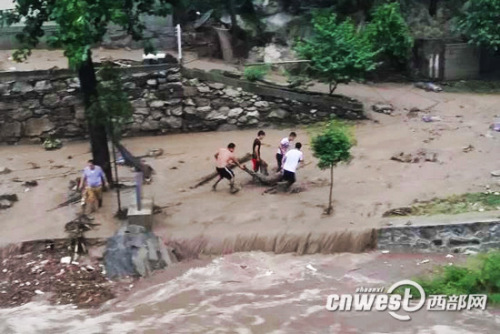 西安秦岭小峪突发山洪致5人死亡4人失踪（组图）