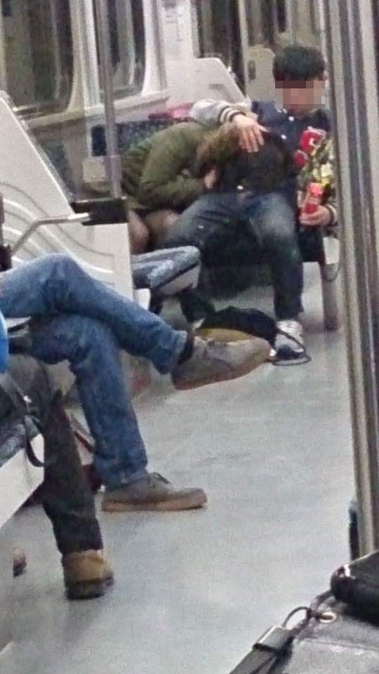 　　　　网友上传台铁车厢内照片，一对情侣疑似在口交。（图／台媒翻摄网络）