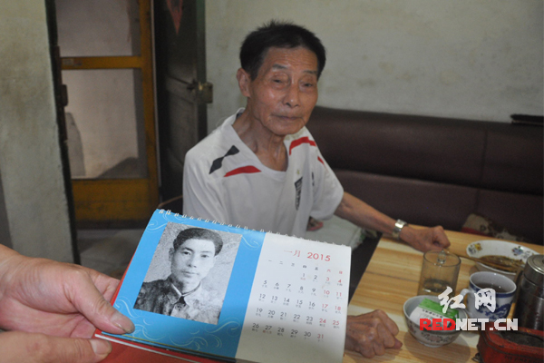 家人将马景刚的年轻时的照片印在日历上。