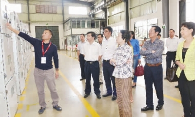 7月30日，省政协副主席王晓琴(右三)到云南省湖南商会会员企业调研。  孙细飞 摄