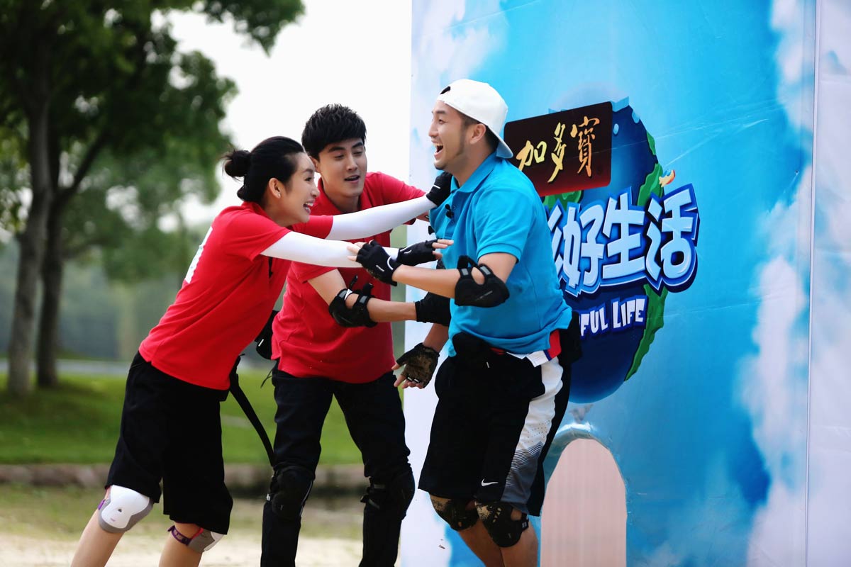 秦海璐《精彩好生活》舞姿逗趣似开个唱