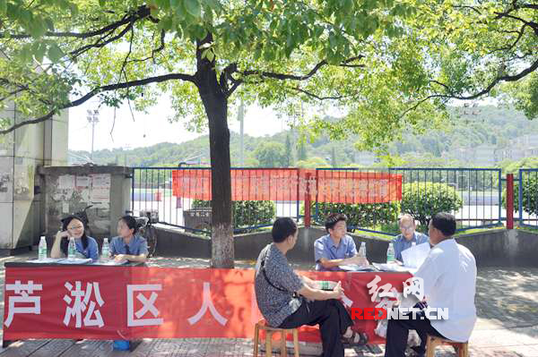 8月5日,株洲芦淞检察院在331天鹰广场开展“环境资源保护监管领域”和“食品药品安全监管领域”行政执法专项检察监督活动的宣传