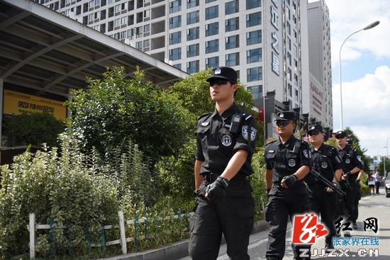 【警视窗】胡志文看望慰问一线执勤公安民警、武警官兵