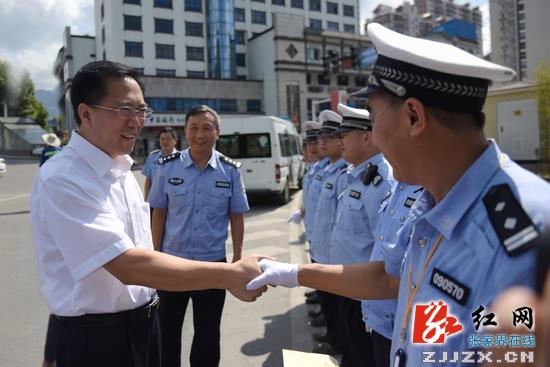 【警视窗】胡志文看望慰问一线执勤公安民警、武警官兵