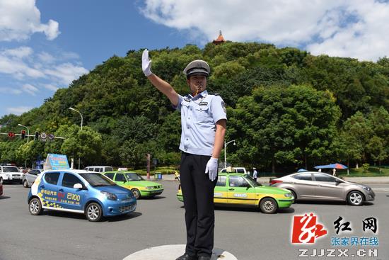 【警视窗】胡志文看望慰问一线执勤公安民警、武警官兵