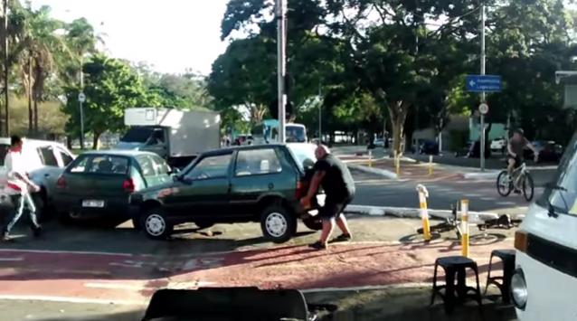 汽车占自行车道巴西男子赤手空拳“挪车”（图）