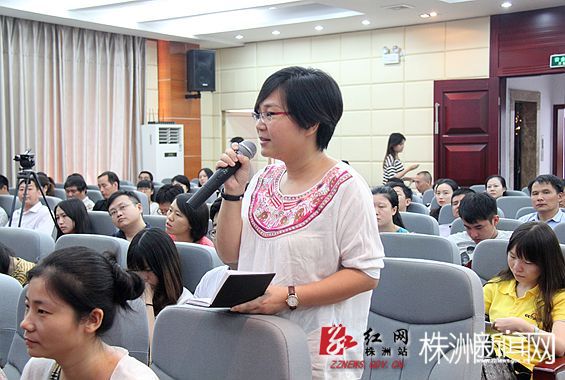 媒体记者在提问2  李勇谕 摄影