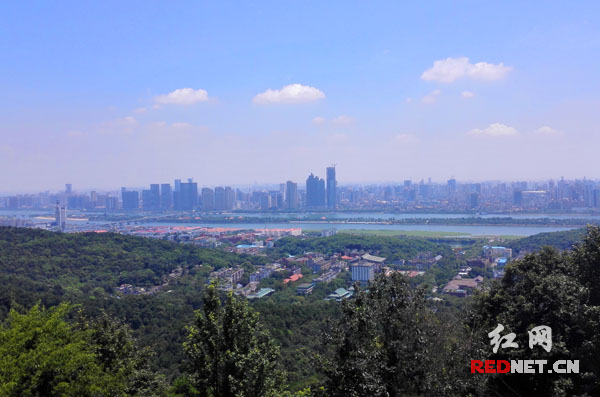 云麓宫的前坪，俯瞰湘江大桥和长沙主城区。