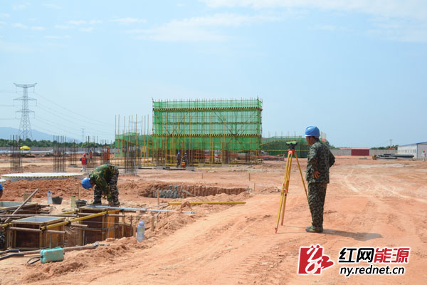 炎炎夏日，湘电铁军建设们依旧冒着酷暑坚守在一线开展工作。