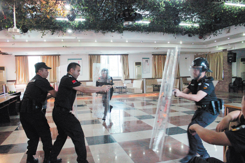 长沙市区汽车站安保人员接受反恐防暴培训及演