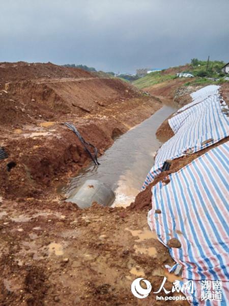 4月28日，东升路某积水点排水系统未改造完，形成积水。（长沙市水务局供图）