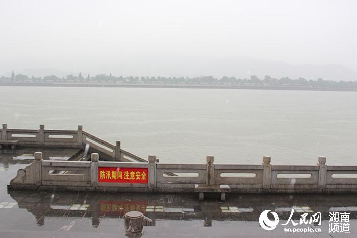 7月23日，位于杜甫江阁岸边的防汛安全提示。（万韵 摄）