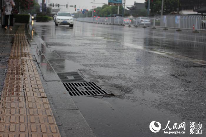 7月23日，汛期来临，长沙市湘江中路上的泄水口。（万韵 摄）