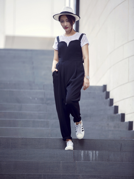 原子霏背带裤出镜率性减龄