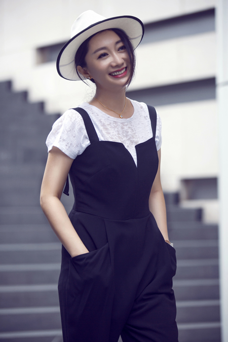 原子霏侧脸甜笑